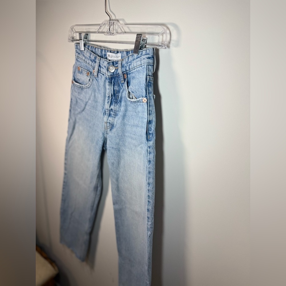 Zara Women Light Blue Denim Boyfriend Y2K Jeans with distressed hem Size 0 - Picture 10 of 16